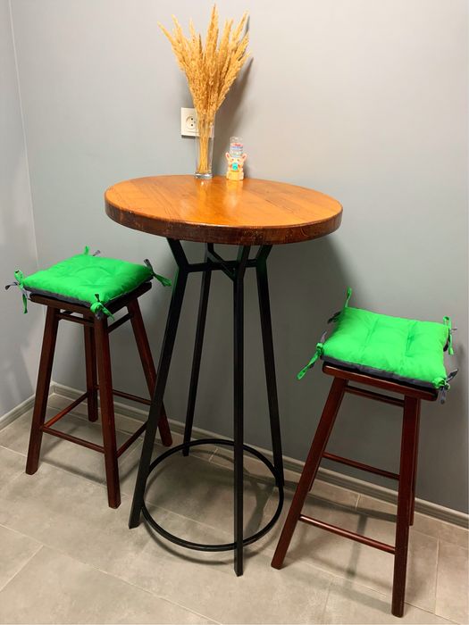 Добротный, кухонный комплект: барный стол и стулья; барні стільці/стіл