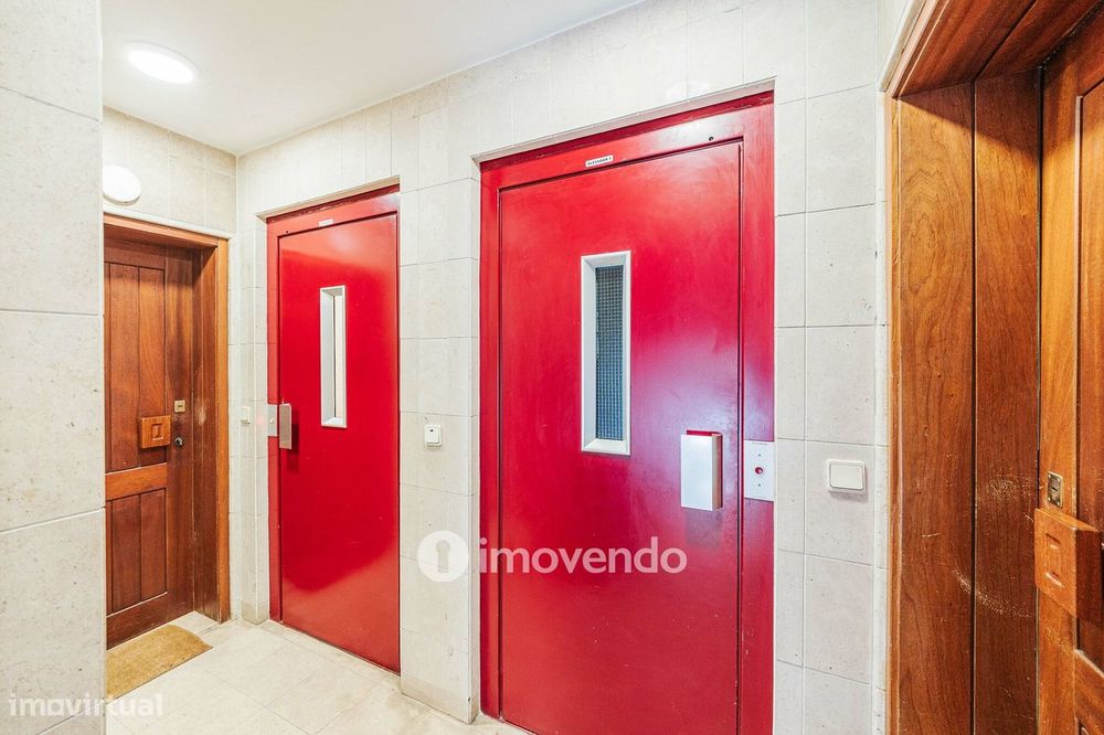 Apartamento T2 com boas áreas e muita luz natural, em Telheiras