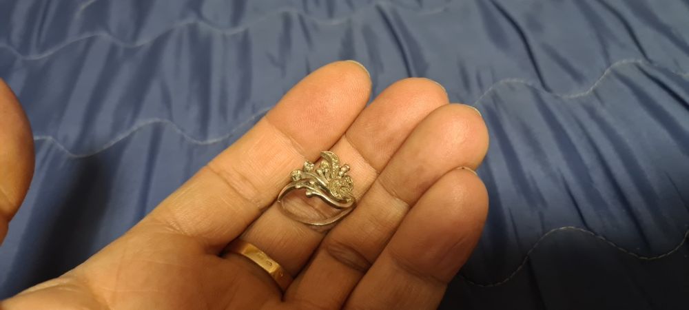 Серебрянная кольцо с белыми камнями 925 пробы, размер 18,5- 19.