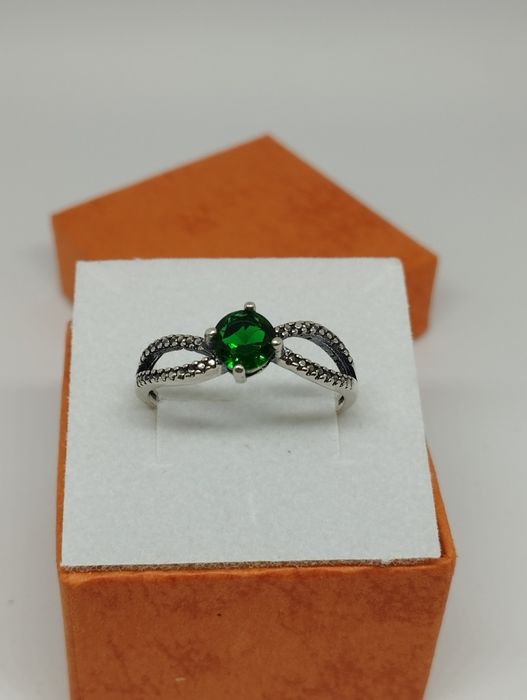 Srebrny pierścionek z zielonym kamieniem, próba 925, rozmiar 22