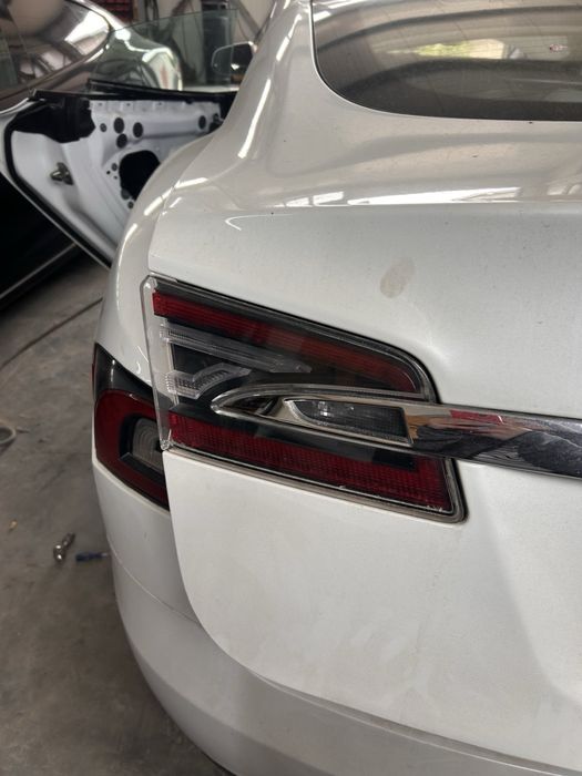 Ліхтар в ляду лівий Tesla Model S 2012–2020
