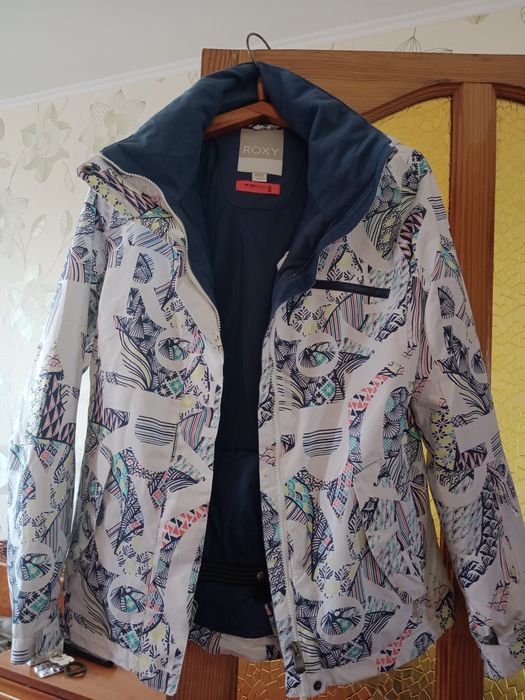спортивна жіноча куртку фірми Roxy  (Quicksilver). 
Розмір M