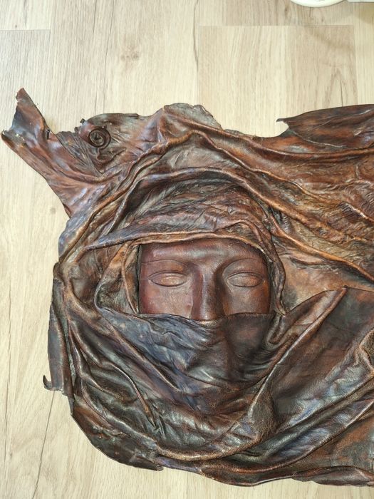 Máscara decorativa em pele