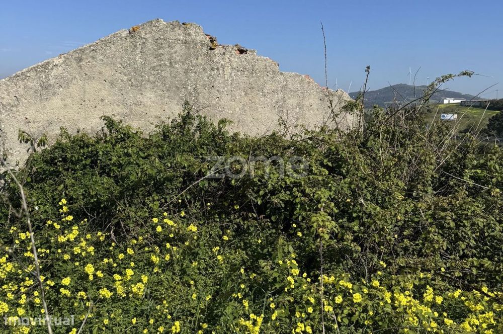 Terreno rústico com parcela urbana à beira da A8