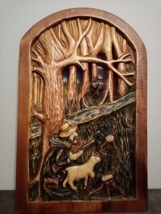 płaskorzeźba w drewnie polowanie na niedźwiedzia