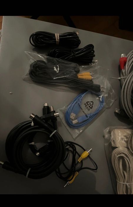 Karton różnych kabli - zasilające, usb, telefoniczne, interntowe