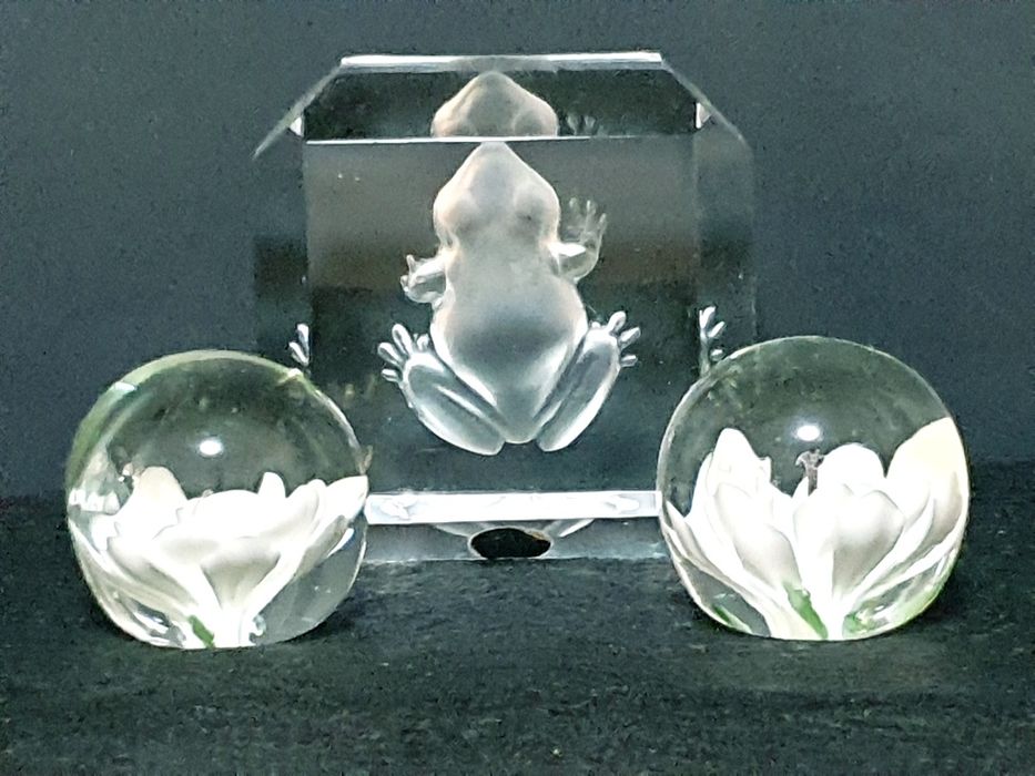 Beautiful set of 3 crystal paperweights: frog and 2 flower balls