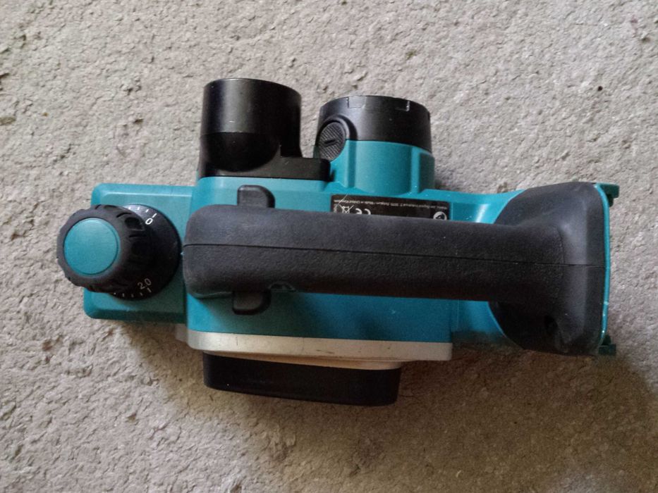 Makita DKP180 strug 18V LXT akumulatorowy do drewna 82mm hebel