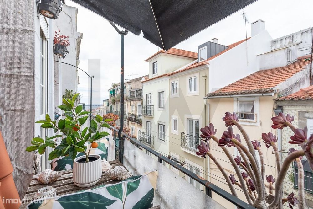 Vende-se T3 na Calçada de Santana com vista Rio Tejo e cidade Lisboa