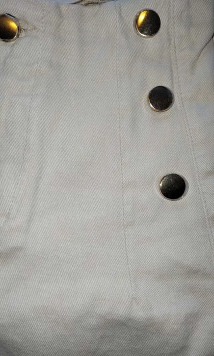 (NOVO) Calças bege com botões dourados