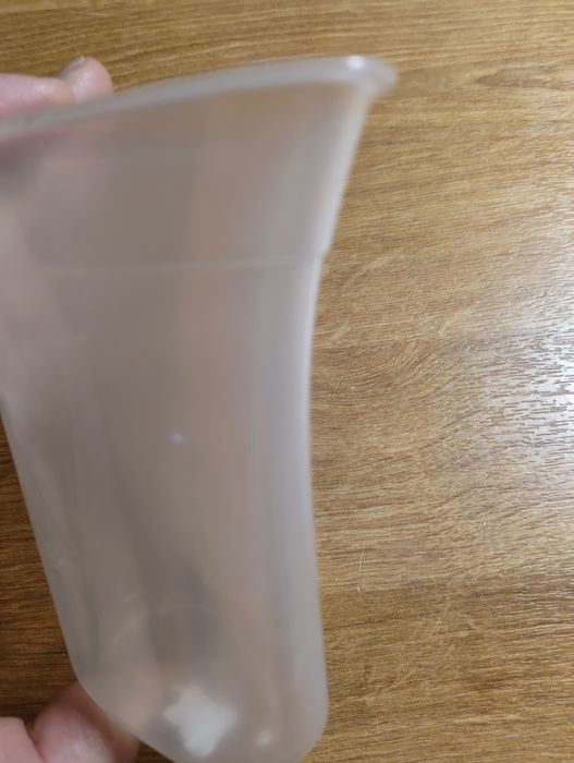 Pojemnik do odmierzania płynu z dziubkiem i miarką