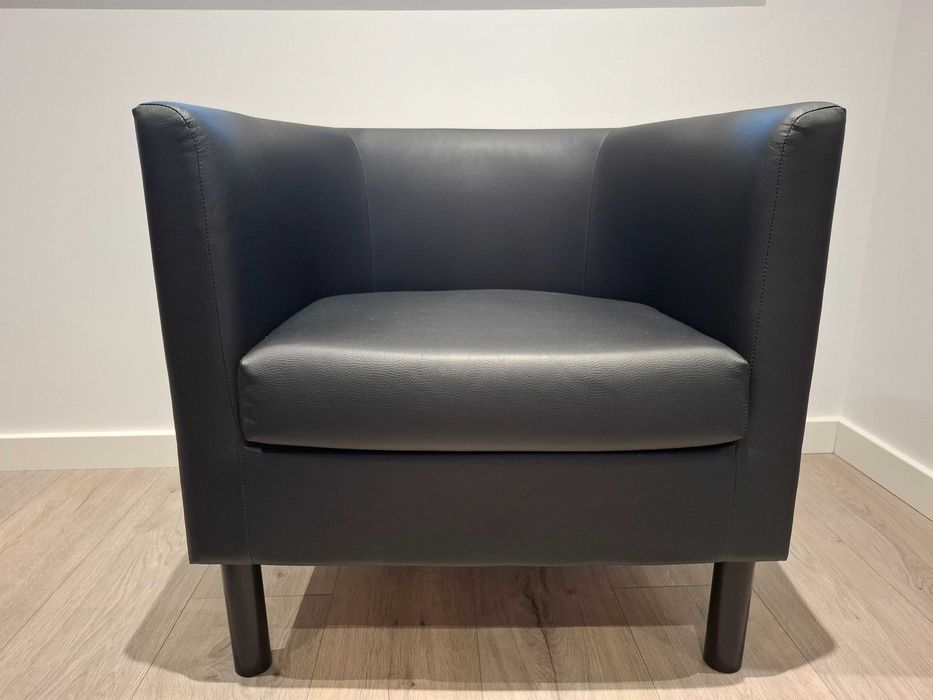 Cadeirão preto IKEA