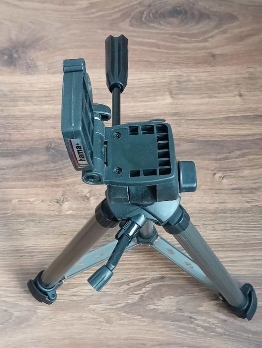 statyw fotograficzny marki Hama.