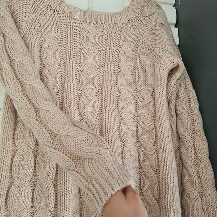 Różowy pleciony sweter