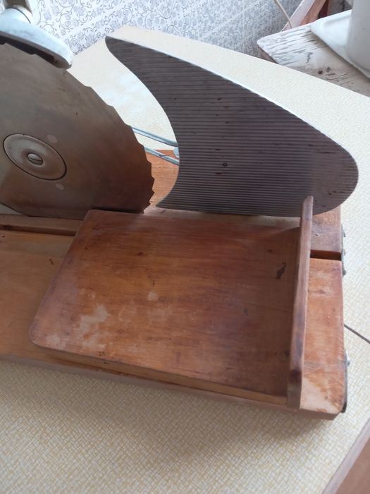 Продам антикварню хлеборезку