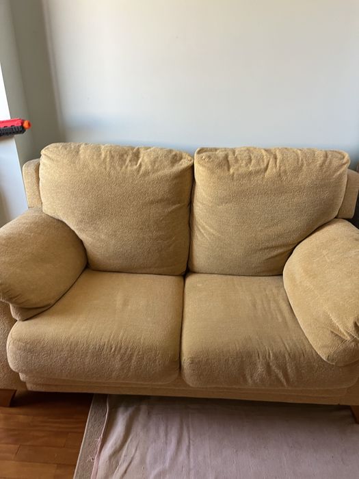 Sofá amrelo novo
