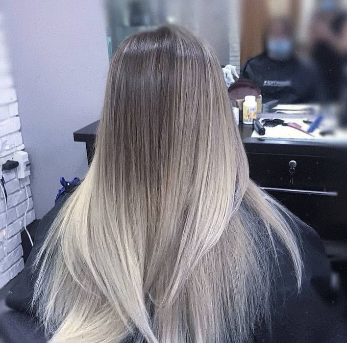 Модель фарбування волосся стрижка