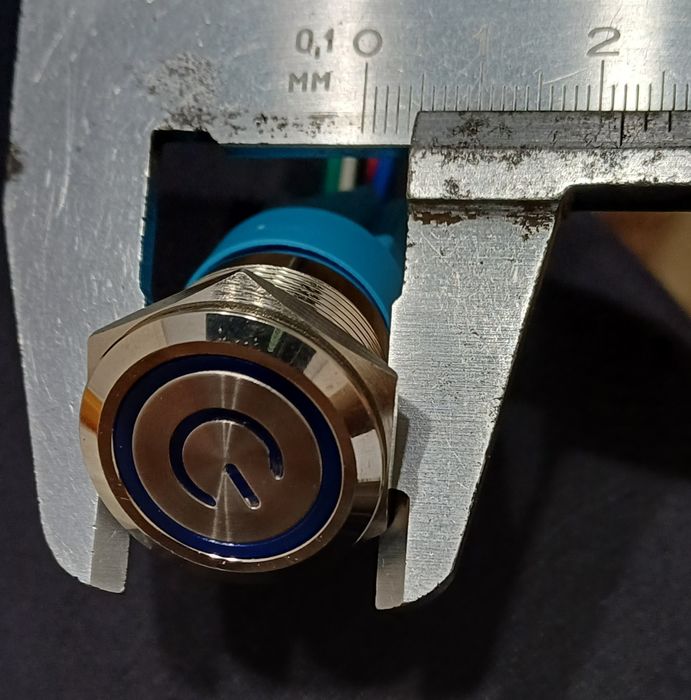 Кнопка влагозахищена з синьою підсвіткою.