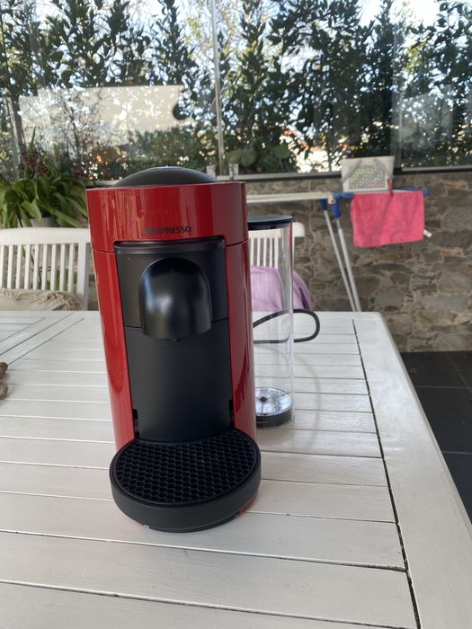 Máquina de Café Nespresso VertuoPlus Cherry Red