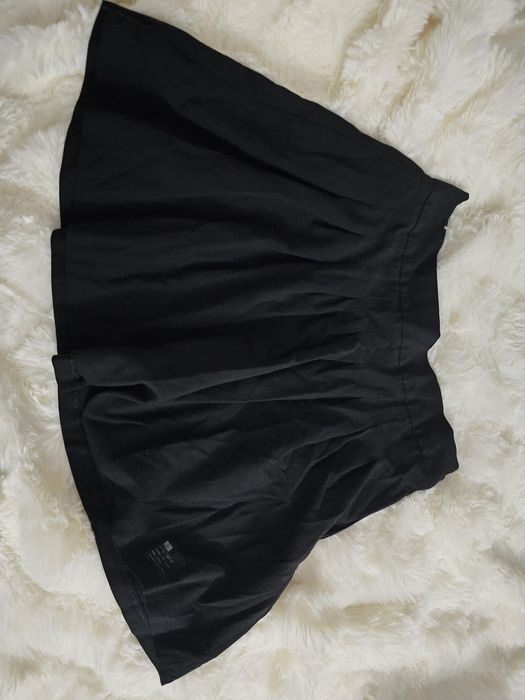 Várias peças de roupa como novas