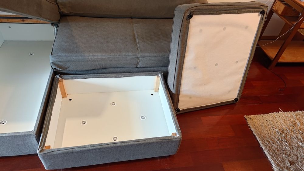 Sofá chaise longue e repousa pés, ambos com arrumos.