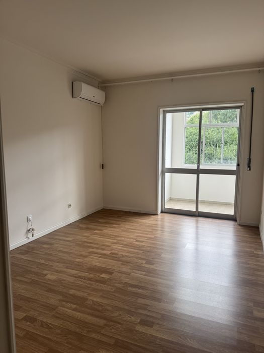 Apartamento T2 arrendar - Centro comercial Villa Guimaraes