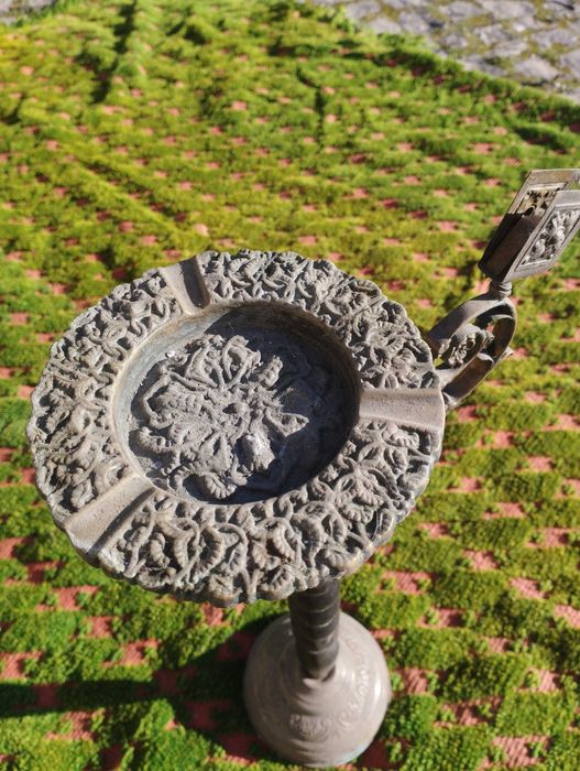 Cinzeiro de pé, antigo