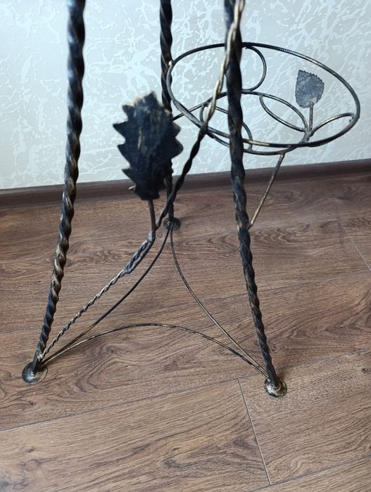 Кована, металева підставка для квітів ( 5 вазонів).