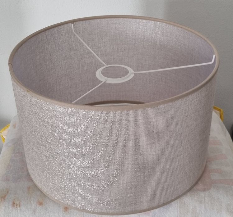 Abajur em tecido bege.