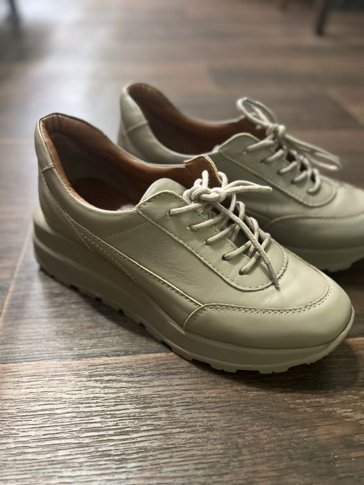 Шкіпяні жіночі кросівки