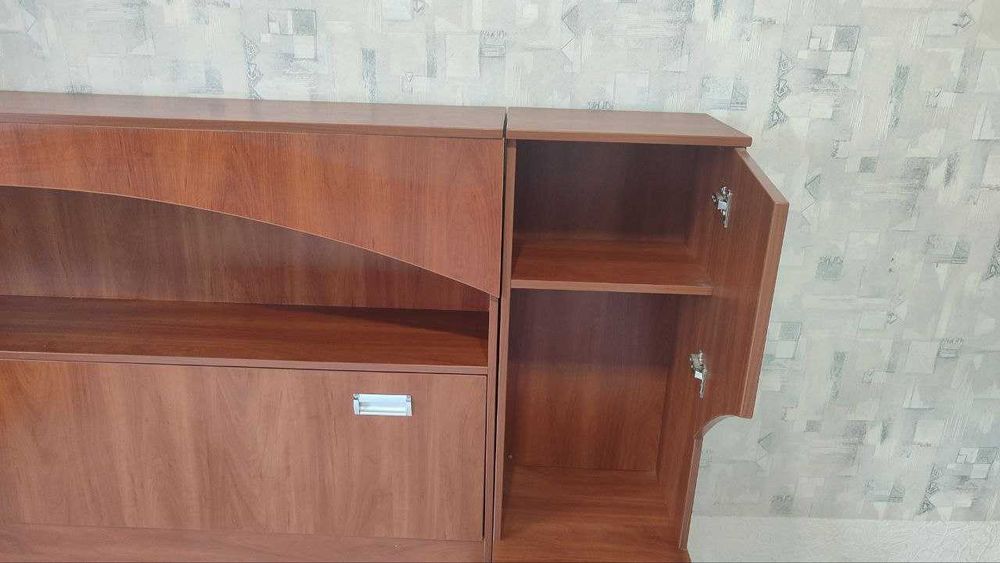 Двоспальне ліжко з тумбами