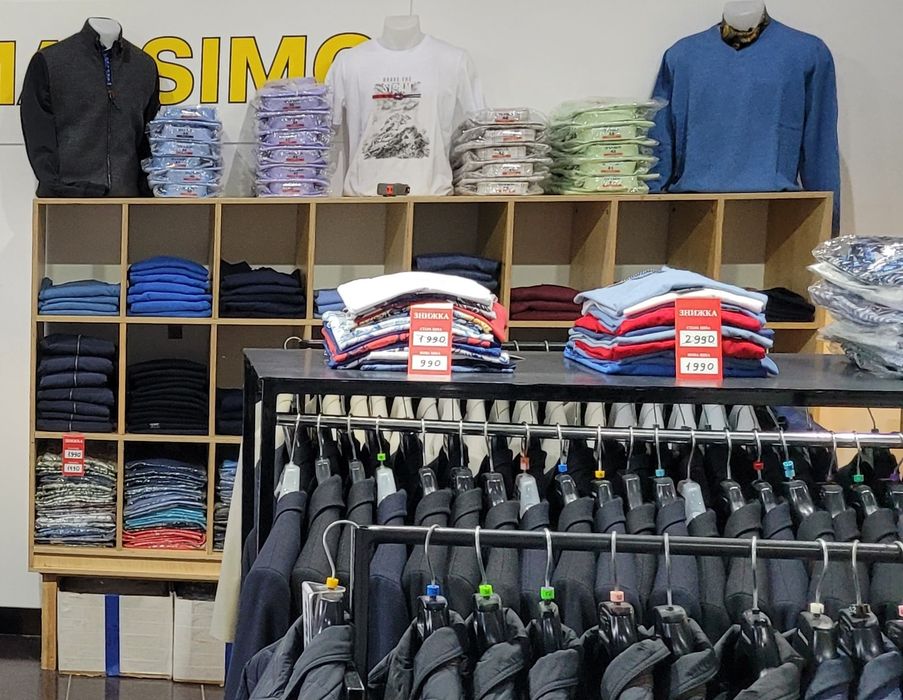 Меблі та обладнання для магазину одягу