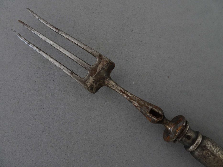 Antigo garfo trinchante com cabo em prata