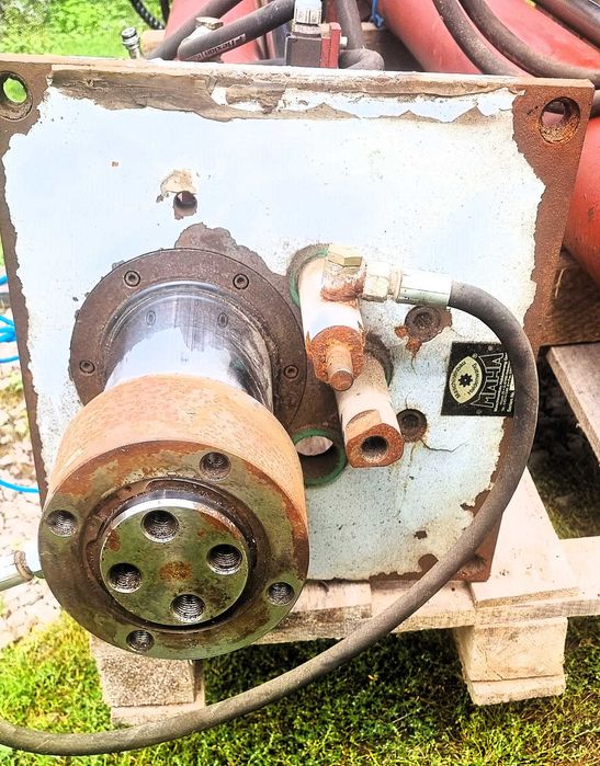 Siłowniki hydrauliczne do podnośnika podposadzkowego.