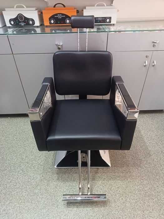 Кресло парикмахерское черное (кожзам) на гидравликеHB-A050