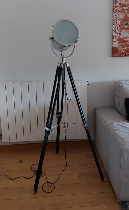 Candeeiro de chão tripé