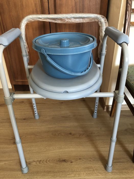 Стілець туалет для людини з інвалідністю