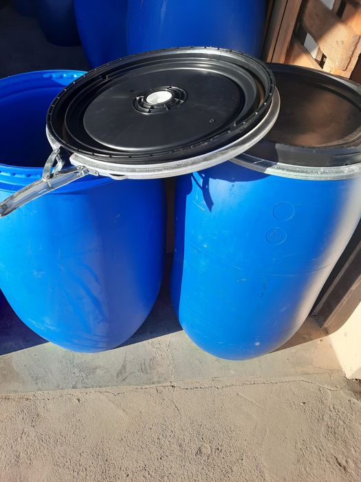 Bidons plástico de 140 litros com tampa e aro