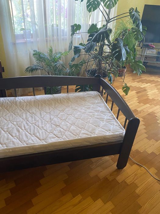 Деревʼяне ліжко 160см*80см з ортопедичним матрасом