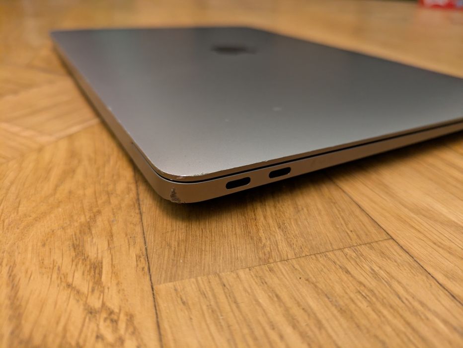 MacBook Air M1, 2021, 8/256 ГБ.