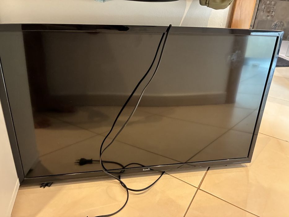 Televisao kunft com comando sem pes