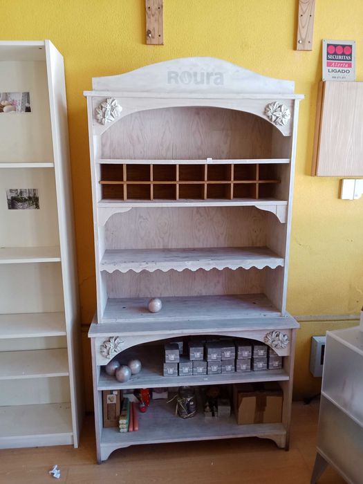 Móvel branco romântico