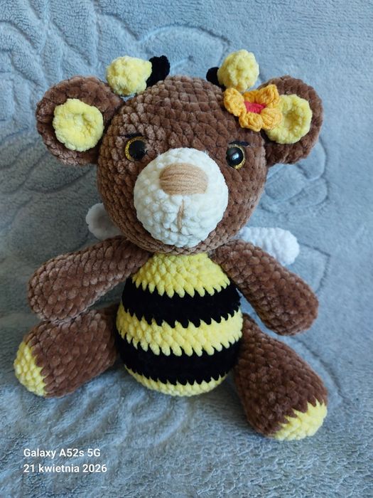 Miś Pszczółka na szydełku