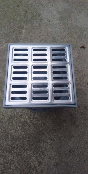 Dwie sztuki odpływów na rurę 110 cm