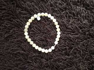 pulseira branca de perolas