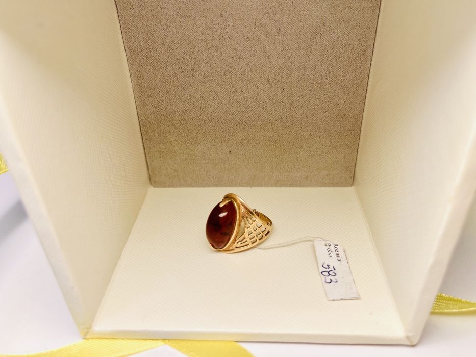 Złoty pierścionek z bursztynem