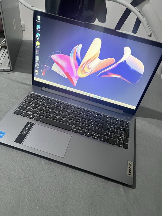 Lenovo IdeaPad Slim 3 – 15,6” + Office 365 Home