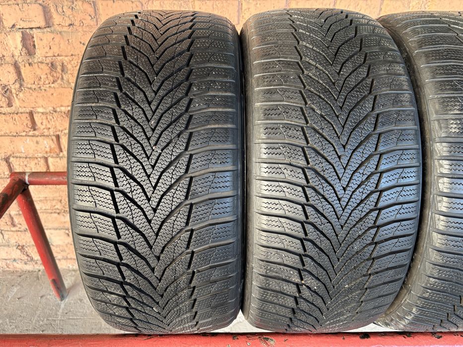 Комплект зимових шин 235/45R17 Nexen