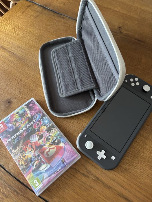 Nintendo Switch Lite c/ case e jogo MarioKart Deluxe 8