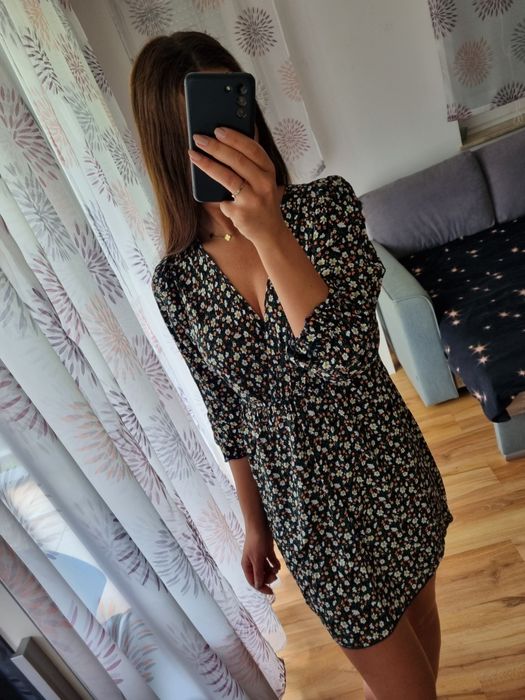 Krótka sukienka w kwiatki z dekoltem r. S/M